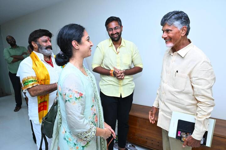 టీడీపీ భారీ విజయాన్ని నమోదు చేయడం పట్ల ఆ పార్టీ శ్రేణుల్లో ఆనందాలు వెల్లివిరుస్తున్నాయి.