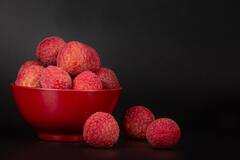 Lychee benefits: ગરમીમાં આવતું આ ફળ હાઇડ્રેઇટ રાખવાની સાથે પૈરાલિસિસથી બચાવશે, જાણો 9 ગજબ ફાયદા