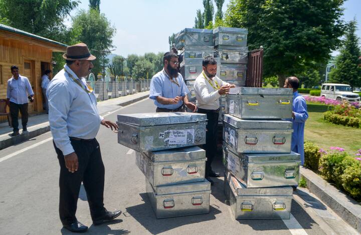 বুথফেরত সমীক্ষায় ইঙ্গিত দেখা গিয়েছে যে বিপুল জনসমর্থন নিয়ে ফিরছে নরেন্দ্র মোদি সরকার। অধিকাংশ সংস্থার সমীক্ষাই এনডিএ-কে ৩০০-এর বেশি আসন দিয়েছে। এই অবস্থায় বিজেপি শিবিরে চোখে পড়েছে উৎসবের আবহ।