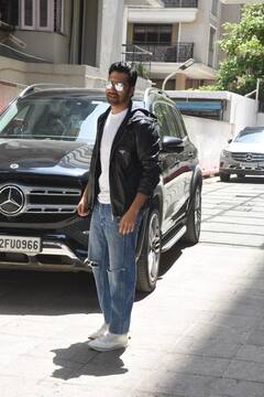 Varun Dhawan Baby Girl:अस्पताल के बाहर स्टाइलिश लुक में स्पॉट हुए वरुण धवन, चेहरे से झलक रही पिता बनने की खुशी, देखें तस्वीरें