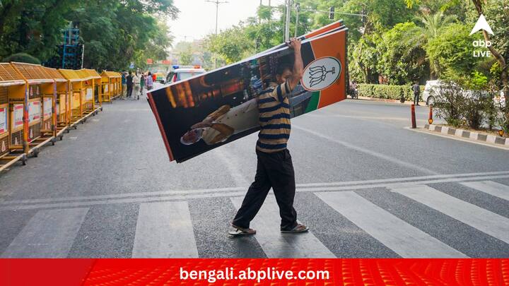 নিজের কেন্দ্রেই তাঁর প্রাপ্ত ভোটের হার কমল কেন? এই নিয়ে এর মধ্যেই আলোচনা শুরু হয়েছে। একটি কারণ অবশ্যই কংগ্রেস-সমাজবাদী পার্টির আসন সমঝোতা। এর ফলেই এবার বারাণসী থেকে প্রার্থী দেয়নি সপা। (ছবি:PTI)