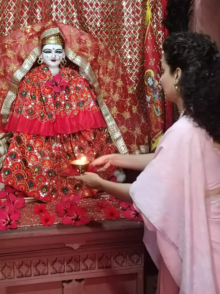 वहीं जीतने के पूरे चांसेस के साथ कंगना भी खुशी से फूली नहीं समा रही हैं. इसी के साथ एक्ट्रेस देवी मां के मंदिर में दर्शनों के लिए अपनी मां के संग मंदिर पहुंचीं.