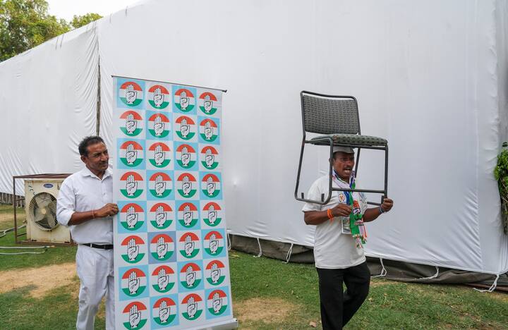 পিছিয়ে নেই কংগ্রেস শিবির। নয়া দিল্লিতে কংগ্রেসের সদর দফতরে চলছে প্রস্তুতি। ব্যানার-চেয়ার সাজানোর কাজ শুরু হয়েছে সকাল থেকে।