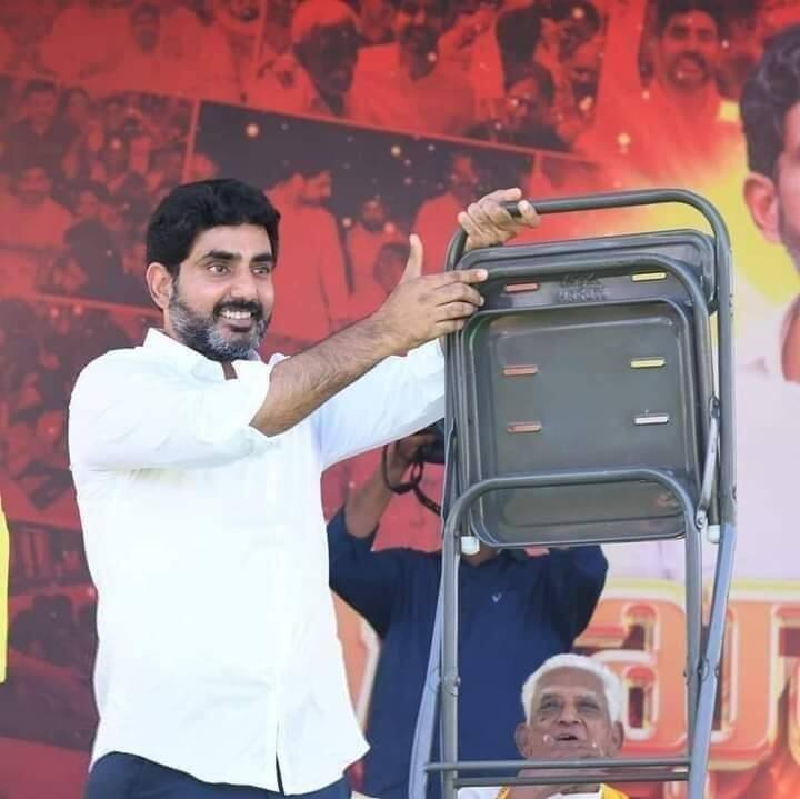 కాలర్ మడతపెట్టడం కాదు, ఈ ఎన్నికల్లో కుర్చీలు మడతపెట్టాలని నారా లోకేష్ పలు సందర్భాలలో మాట్లాడుతూ టీడీపీ శ్రేణులలో నూతనోత్సాహాన్ని నింపారు.