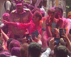 उदयनराजेंनी गुलाल उधळला, कार्यकर्त्यांचा जल्लोष