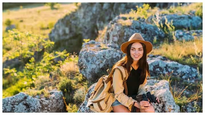 ખજ્જિયાર: - ખજ્જિયારને 'ભારતનું મિની સ્વિટ્ઝર્લેન્ડ' કહેવામાં આવે છે. તે સુંદર લીલી ખીણો, તળાવો અને પર્વતોથી ઘેરાયેલું છે. ખજ્જિયારમાં ટ્રેકિંગ, પેરાગ્લાઈડિંગ અને ઘોડેસવારી જેવી પ્રવૃત્તિઓનો આનંદ લઈ શકાય છે. સોલો ટ્રાવેલ માટે આ એક પરફેક્ટ અને સલામત સ્થળ છે.