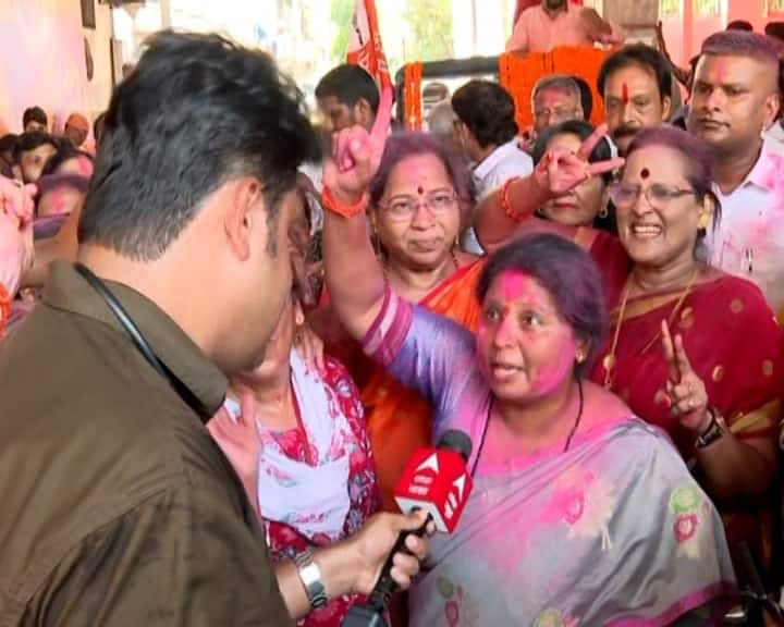 विजयाची चाहुल लागल्यानंतर शिवसेना भवनात जल्लोषाला सुरुवात झाली आहे.