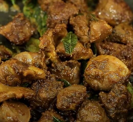 தேவையான பொருட்கள்: கோழி ஈரல் - 200 கிராம், மஞ்சள் தூள் - 1/4 தேக்கரண்டி, மிளகாய் தூள் - 2 தேக்கரண்டி, இஞ்சி பூண்டு விழுது - 1 தேக்கரண்டி, தேவையான அளவு உப்பு, எண்ணெய் ,கறிவேப்பிலை,வெங்காயம்