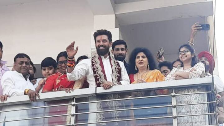 माना जा रहा है कि चिराग पासवान की पार्टी सभी पांच सीटें जीत लेगी. उधर पीएम मोदी के हनुमान कह जाने वाले चिराग पासवान के यहां जश्न शुरू हो गया है.