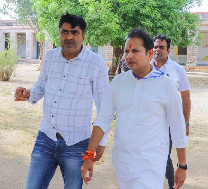 उन्होंने कहा कि मैं चुनाव से पहले भी कहा था कि जालौर सांचौर और सिरोही जिले की जनता के लिए हमेशा हर सुख-दुख में खड़ा रहूंगा और हमेशा साथ रहूंगा। प्रत्याशी बनाए जाने के बाद इस क्षेत्र के बच्चों में देखा है कि कहीं ना कहीं विकास नहीं हुआ है, ऐसे में बच्चों के सर्वांगीण विकास के लिए भी एनजीओ के माध्यम से कार्य करेंगे. उन्होंने कहा कि स्थानीय कांग्रेस कार्यकर्ता और नेता का भी धन्यवाद देता हूं जिन्होंने चुनाव में कड़ी मेहनत की अच्छा चुनाव प्रबंधन किया उसके लिए सभी लोगों का धन्यवाद ज्ञापित करता हूं. हालांकि चुनाव रिजल्ट हमारे पक्ष में नहीं रहा है.