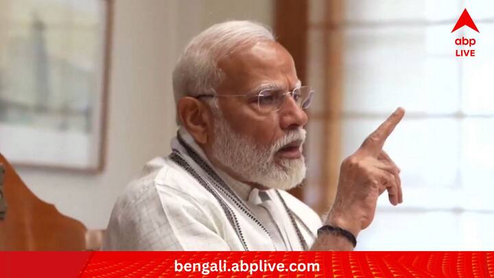 এই ব্যাপারে অবশ্য একটি শব্দও নিজের এক্স হ্যান্ডেলে উচ্চারণ করেননি প্রধানমন্ত্রী নরেন্দ্র মোদি। বরং, এনডিএ-র উপর তৃতীয় বার আস্থা রাখার এই ধারাকে ভারতের ইতিহাসের স্মরণীয় মুহূর্ত বলে পোস্ট করেছেন তিনি। (ছবি:PTI)