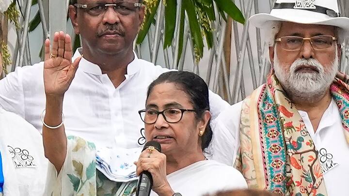 বহরমপুরে 'জায়ান্ট কিলার' ইউসুফ, হার অধীরের। 'অধীরকে নয়, বিজেপিকে হারিয়েছে বহরমপুরের মানুষ। কংগ্রেস নয়, বিজেপির হয়ে কাজ করেছেন অধীর চৌধুরী',ভোটের ফলের পর অধীরকে আক্রমণ মমতার।