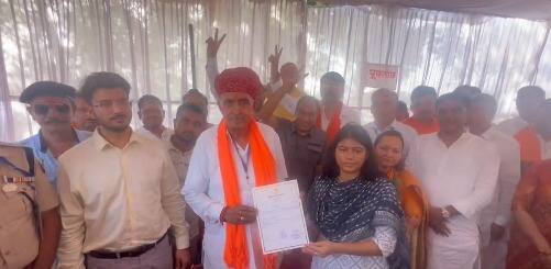 उन्होंने कहा कि चुनाव में कांग्रेस के प्रत्याशी वैभव गहलोत ने चुनाव नहीं लड़ा बल्कि पूर्व मुख्यमंत्री अशोक गहलोत और उनके पुत्र वैभव गहलोत ने एक साथ मिलकर चुनाव लड़ा है। यह हर केवल वैभव गहलोत की नहीं बल्कि पूर्व मुख्यमंत्री अशोक गहलोत की भी हार है. उन्होंने जीत के बाद कहा कि मैं जालौर सिरोही जिले की जनता से मुख्य रूप से पेयजल और किसानों के लिए सिंचाई का पानी उनका मुख्य मुद्दा रहा है .उन्होंने कहा कि जालौर सिरोही की जनता के लिए जवाई पुनर्बरण योजना माही योजना के लिए उनका हर संभव प्रयास रहेगा वहीं संसदीय क्षेत्र में विकास के लिए हर समय तत्पर रहेंगे.