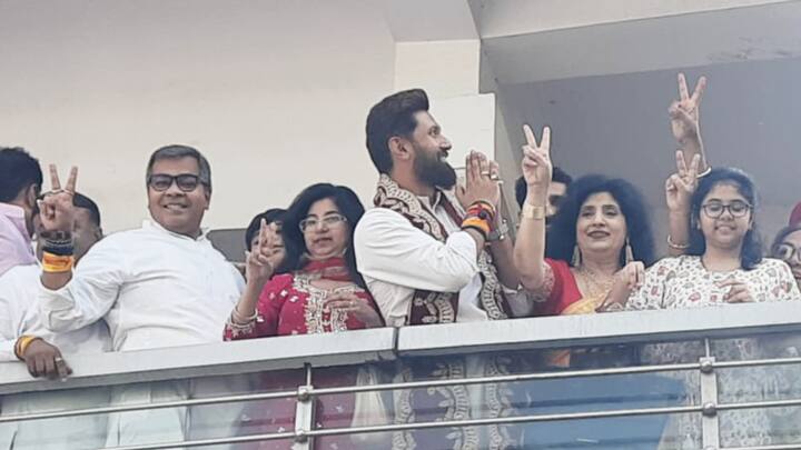 चिराग पासवान ने हाजीपुर से जीत दर्ज कर ली है. वहीं उनके 4 और प्रत्याशी अपनी-अपनी सीटों पर आगे चल रहे हैं.