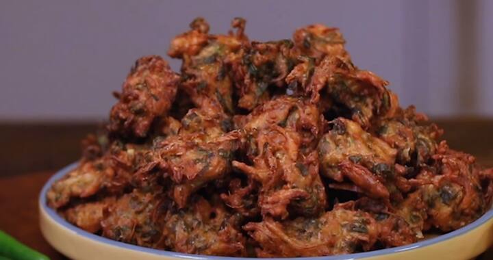 வெங்காயம், பச்சை மிளகாய், இஞ்சி அனைத்தையும் நறுக்கி கொள்ளவும். அதனோடு ஓமம், உப்பு, மிளகாய் தூள், மஞ்சள் தூள், பெருங்காய தூள், அரிசி மாவு, கடலை மாவு சேர்த்து நன்கு கலக்கவும்.