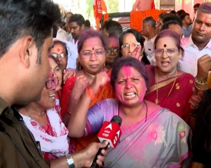 लोकसभा निवडणुकीत मुंबईतील पाच मतदारसंघांमध्ये ठाकरे गट आणि महायुतीच्या उमेदवारांमध्ये तगडी लढत होताना दिसत आहे.