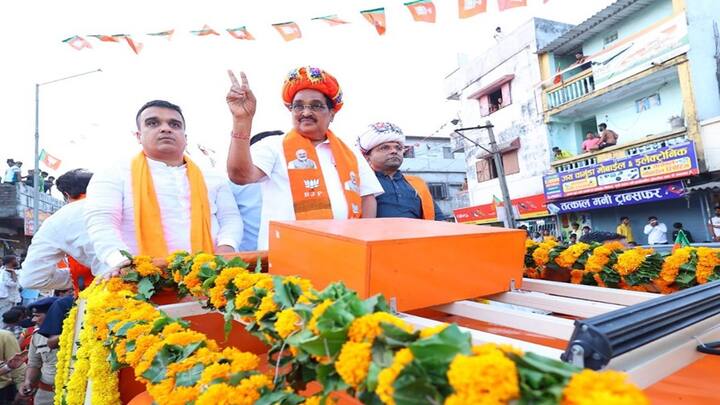 ત્રીજા નંબરે નવસારીથી સી.આર પાટીલે લીડ મેળવી છે.  નવસારીથી પાટીલની 7 લાખ 67 હજાર 927 મતથી જીત થઈ છે.