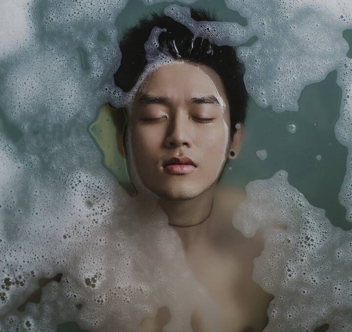 குறிப்பாக ஞாயிற்றுக்கிழமை எண்ணெய் தேய்த்து குளிக்க கூடாது. எண்ணெய் தேய்த்து குளித்துவிட்டு அசைவம் சாப்பிட்டால் காய்ச்சல், ஜலதோஷம், சளி பிடிக்கலாம் என சொல்லப்படுகிறது.