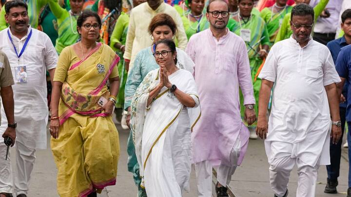 মমতা বলেছেন, 'এই জয় আমাদের মা মানুষের। এত জোর করার পরেও মোদি ক্ষমতায় না থাকলে এর অর্ধেক সিটও পেত না। পুরো দেশকে অভিনন্দন। আমরা চাই মোদি যাক, দেশ থাকুক।'