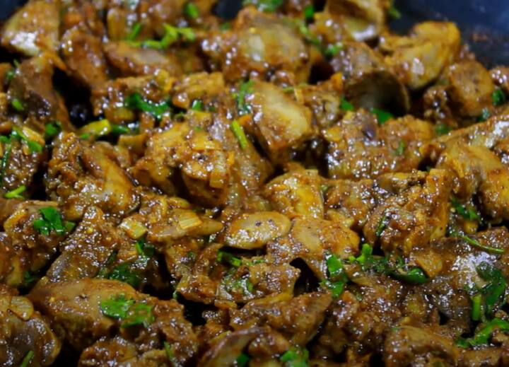 பொரித்த ஈரல்களை ஒரு பிளேட்டில் வைத்து வெங்காயத்தை வட்டமாக நறுக்கி பரிமாறினால் சுவையான சிக்கன் லிவர் ஃப்ரை ரெடி.