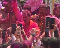 उदयनराजेंनी गुलाल उधळला, कार्यकर्त्यांचा जल्लोष