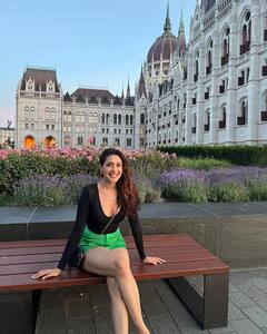 Pragya Jaiswal: వామ్మో... ప్రగ్య కాళ్ళు చూశారా? ఎంత పొడుగ్గా ఉన్నాయో!