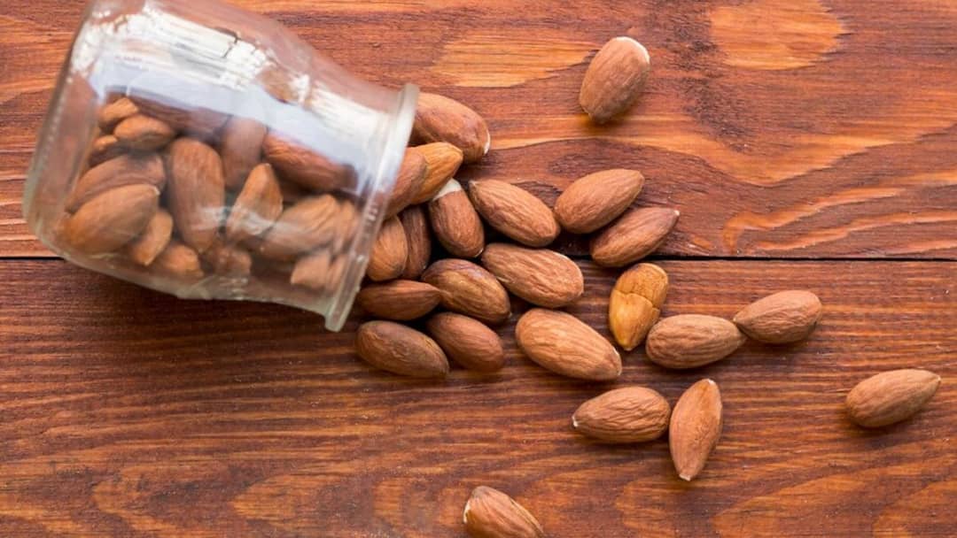 Skin Care Tips: बादाम का इस्तेमाल कर बनाएं अपने चेहरे को चमकदार, कुछ ही दिनों में दिखने लगेगा असर skin care tips glowing face by using almonds effect visible in few days Skin Care Tips: बादाम का इस्तेमाल कर बनाएं अपने चेहरे को चमकदार, कुछ ही दिनों में दिखने लगेगा असर