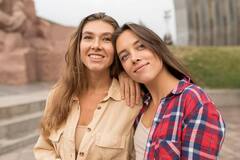 Relationship Tips: लड़की अगर आपकी तरफ देख कर करती हैं ये इशारे, तो समझ जाइए वो आपको पसंद करने लगी है