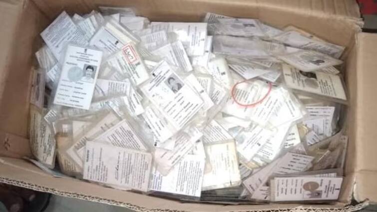 More than 220 fake voter cards found in the house of Congress leader father and son, case registered Punjab Politics: ਕਾਂਗਰਸੀ ਆਗੂ ਪਿਓ-ਪੁੱਤ ਦੇ ਘਰੋਂ ਮਿਲੇ ਜਾਅਲੀ ਵੋਟਰ ਕਾਰਡ, ਮਾਮਲਾ ਦਰਜ