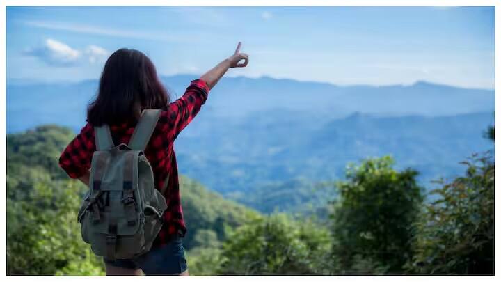 Travel Tips: જો તમે એકલા મુસાફરી કરવા માંગો છો અને સુરક્ષિત અને સુંદર જગ્યાઓ શોધી રહ્યા છો, તો આ આર્ટિકલ તમારા માટે કામનો છે. અહીં અમે તમને એવી બેસ્ટ જગ્યાઓ વિશે જણાવી રહ્યા છીએ જે એકલા મુસાફરી માટે સલામત અને બેસ્ટ છે.