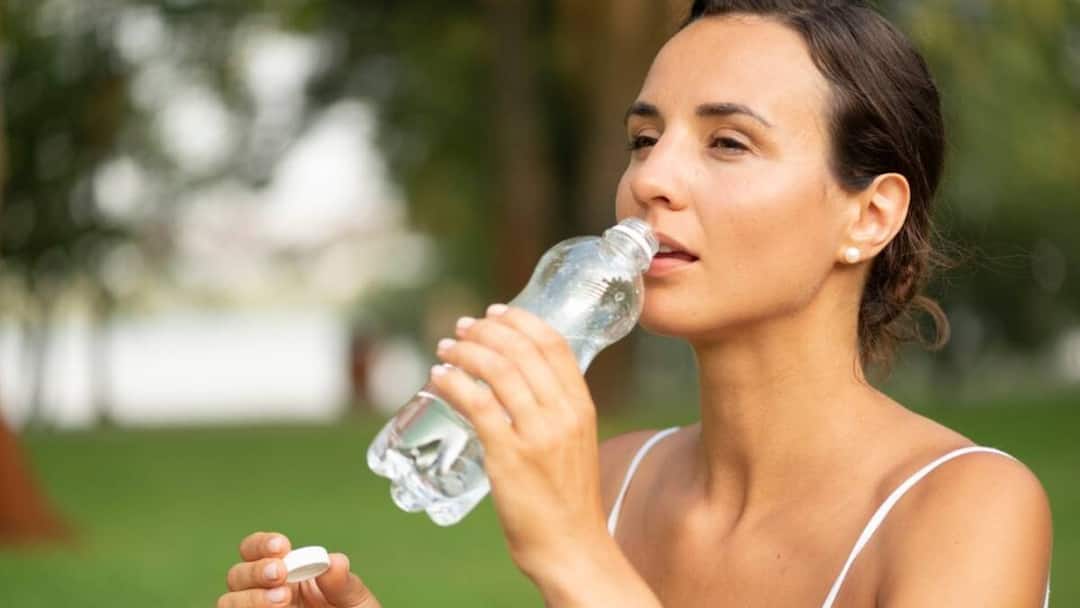 does drinking water help you lose weight Benefits and amount वजन कम करना है तो हर रोज 3 लीटर पानी पीना है जरूरी? जानें दोनों के बीच क्या है खास कनेक्शन