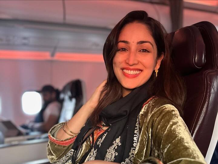 आदित्य की शेयर की गई तस्वीरों में से एक में यामी प्लेन में सेल्फी लेती हुई नजर आ रही हैं. एक्ट्रेस की ये तस्वीर तेजी से वायरल भी हो रही हैं.