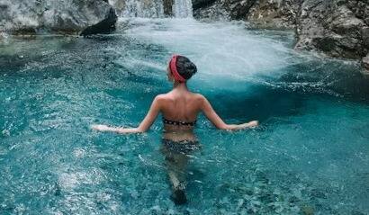 உள்ளங்கை அளவிற்கு மட்டுமே எண்ணெய் எடுத்து உச்சந்தலையில் தடவி குளிப்பதே போதுமானது. உடல் உஷ்ணம் இருப்பவர்கள் சிறிதளவு எண்ணையை அடி வயிற்றில் தேய்த்து குளிக்கலாம்.