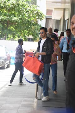 Varun Dhawan Baby Girl:अस्पताल के बाहर स्टाइलिश लुक में स्पॉट हुए वरुण धवन, चेहरे से झलक रही पिता बनने की खुशी, देखें तस्वीरें