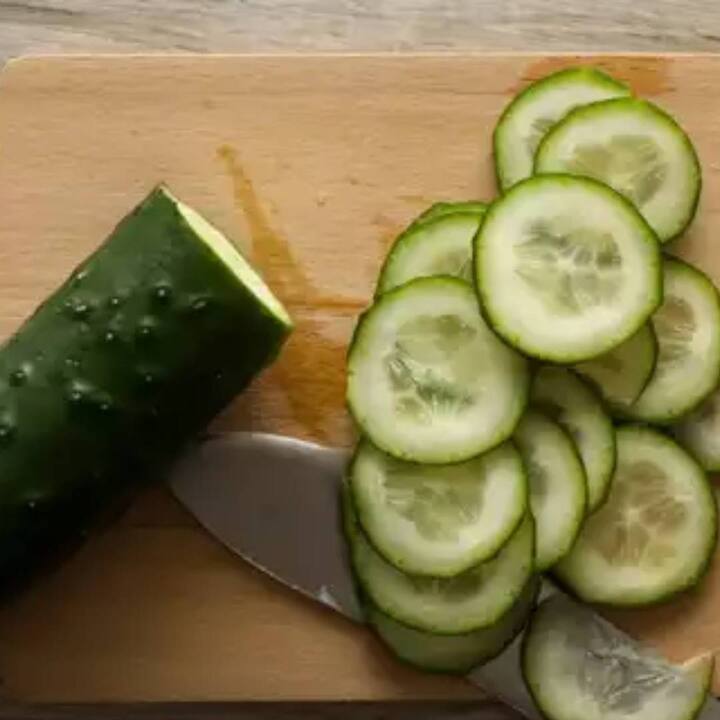 ਅਜਿਹੀ ਸਥਿਤੀ ਵਿੱਚ, ਇਹ ਜ਼ਰੂਰੀ ਹੈ ਕਿ ਚਮੜੀ ਦੀ ਦੇਖਭਾਲ ਦੇ ਨਾਲ-ਨਾਲ ਤੁਹਾਨੂੰ ਵਾਲਾਂ ਦੀ ਵੀ ਦੇਖਭਾਲ ਕਰਨੀ ਚਾਹੀਦੀ ਹੈ। ਜਦੋਂ ਜ਼ਿਆਦਾਤਰ ਲੋਕ ਵਾਲਾਂ ਦੀ ਦੇਖਭਾਲ ਦਾ ਨਾਮ ਸੁਣਦੇ ਹਨ ਤਾਂ ਉਨ੍ਹਾਂ ਦੇ ਦਿਮਾਗ ਵਿੱਚ ਸਿਰਫ ਹੇਅਰ ਸਪਾ ਹੀ ਆਉਂਦਾ ਹੈ। ਪਰ ਹੇਅਰ ਸਪਾ ਕਰਵਾਉਣ ਲਈ ਪਾਰਲਰ ਜਾ ਕੇ ਕਾਫੀ ਖਰਚਾ ਕਰਨਾ ਪੈਂਦਾ ਹੈ ਅਤੇ ਹਰ ਵਾਰ ਇਲਾਜ ਕਰਵਾਉਣ ਲਈ ਪਾਰਲਰ ਜਾਣਾ ਵੀ ਤੁਹਾਡੇ ਵਾਲਾਂ ਨੂੰ ਨੁਕਸਾਨ ਪਹੁੰਚਾ ਸਕਦਾ ਹੈ। ਅਜਿਹੇ 'ਚ ਇਹ ਦੁਬਿਧਾ ਪੈਦਾ ਹੁੰਦੀ ਹੈ ਕਿ ਵਾਲਾਂ ਦੀ ਦੇਖਭਾਲ ਕਿਵੇਂ ਕੀਤੀ ਜਾਵੇ। ਆਓ ਜਾਣਦੇ ਹਾਂ ਇਸ ਬਾਰੇ।