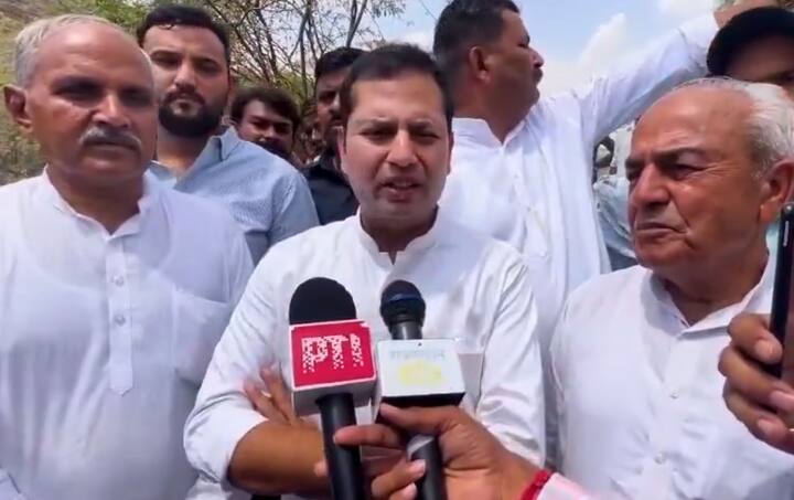 आज हुई लोकसभा चुनाव 2024 की मतगणना में कांग्रेस के प्रत्याशी वैभव गहलोत चुनाव हार गए. जालौर सिरोही लोकसभा सीट से कांग्रेस के प्रत्याशी वैभव गहलोत में हर के बाद अपनी प्रतिक्रिया देते हुए कहा कि हार जीत होती रहती है चुनाव रिजल्ट के नतीजे जरूर अलग है, लेकिन जालौर सिरोही और सांचौर की जनता का धन्यवाद प्रकट करते हुए बीजेपी के प्रत्याशी लुंबाराम चौधरी को जीत की बधाई देता हूं और उम्मीद करता हूं कि जालौर से की जनता ने जो लुंबाराम चौधरी पर भरोसा जताया है जो आने वाले पिछले 5 सालों में जालौर सिरोही और सांचौर जिले के विकास को लेकर खड़े रहेंगे.