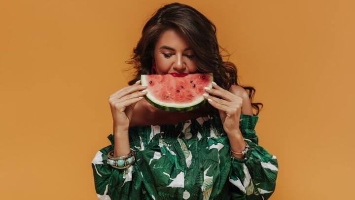 Watermelon For Face: गर्मी के दिनों में त्वचा को खूबसूरत और हाइड्रेट रखने के लिए तरबूज का रस काफी फायदेमंद माना गया है इसकी मदद से आप अपने चेहरे को चमकदार बना सकते हैं.