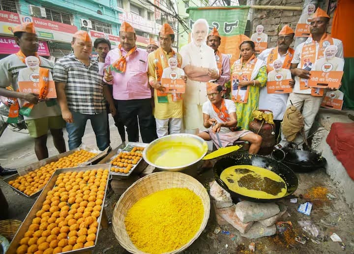 முக்கியமாக தலைநகரமான டெல்லியில் உள்ள தலைமையகத்தில் கொண்டாட்டத்திற்கான ஏற்பாடுகள் சூடுபிடித்துவிட்டன.