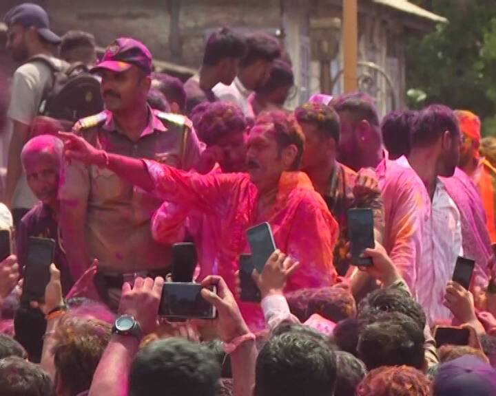 उदयनराजे 14 व्या फेरीत 4000 मतांनी आघाडी घेतल्यानंतर कार्यकर्त्यांनी जलमंदिर पॅलेसवर जाऊन एकज जल्लोष केला.