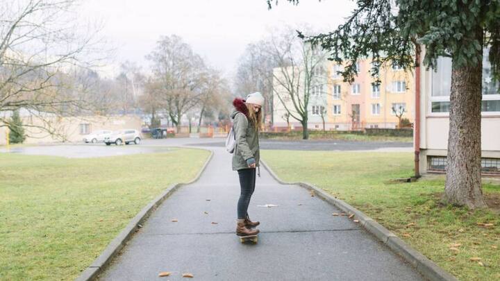 एक घंटे पैदल चलने से शरीर में जमा फैट पिघलने लगते हैं. रोजाना वॉक करने से धीरे-धीरे फैट कम होने लगता है. शरीर की एक्सरसाइज भी होती है. इसलिए वजन घटाने के लिए पैदल चलना बेहद होता है.