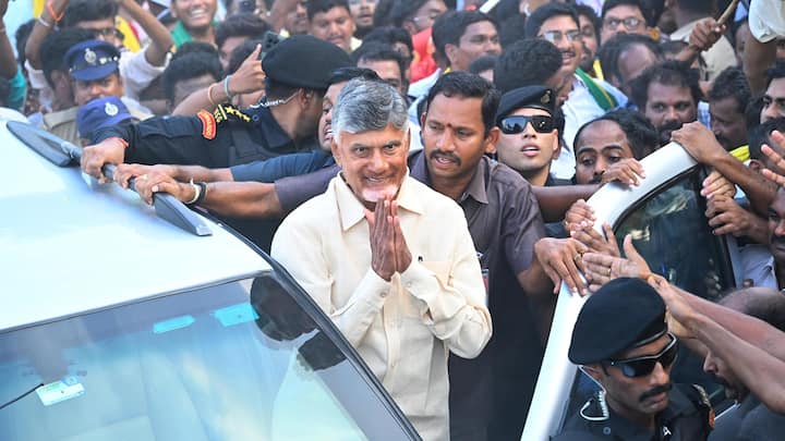 AP Assembly Elections 2024: టీడీపీ ఘన విజయంతో ఆ పార్టీ శ్రేణుల్లో విపరీతమైన ఆనందం కనిపిస్తోంది. టీడీపీ ఆఫీసుకు వచ్చిన చంద్రబాబుకు వారు ఘన స్వాగతం పలికారు.