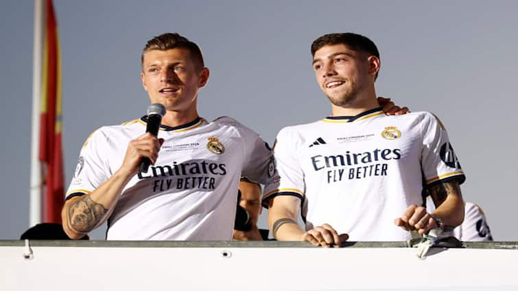 Toni Kroos Hands Over Iconic Number 8 Real Madrid Shirt To Fede Valverde — WATCH