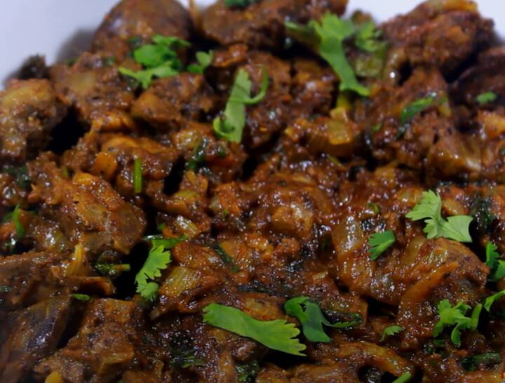 அதன் பின் ஈரல் பொன்னிறமாக வரும் வரை பொரித்து எடுத்துக் கொள்ளவும்.