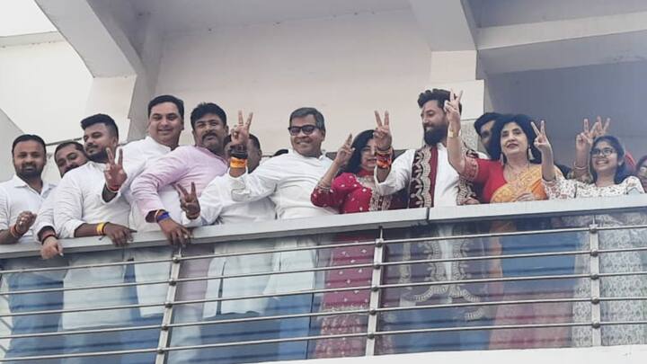 चिराग पासवान के यहां ढोल-नगाड़े बज रहे हैं. पटाखे फोड़े जा रहे हैं. रंग-गुलाल लगाकर परिवार वाले खुशी मना रहे हैं.