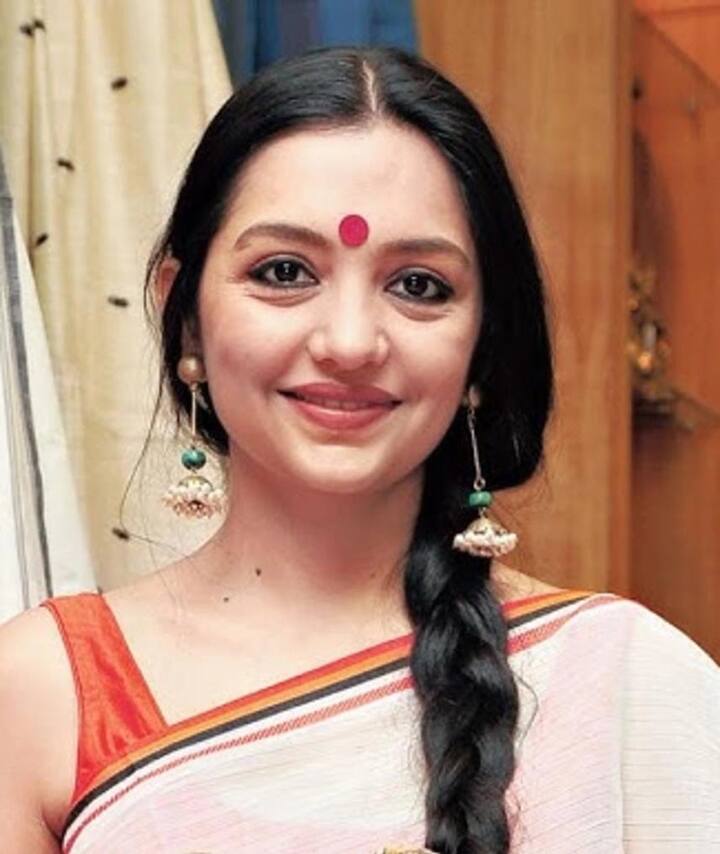 திரிணாமுல் காங்கிரஸை சார்ந்த ஜூன் மாலியா மேற்கு வங்காளத்தின் மெதினிபூரில் போட்டியிட்டார். இவருக்கு எதிராக பாஜகவை சார்ந்த அக்னிமுத்ரா பால், இந்திய கம்யூனிஸ்ட் கட்சியை சார்ந்த பிப்லப் பாட்டா, காங்கிரஸை சார்ந்த சம்புநாத் சாட்டோபாத்யா ஆகியோர் போட்டியிட்டனர்.