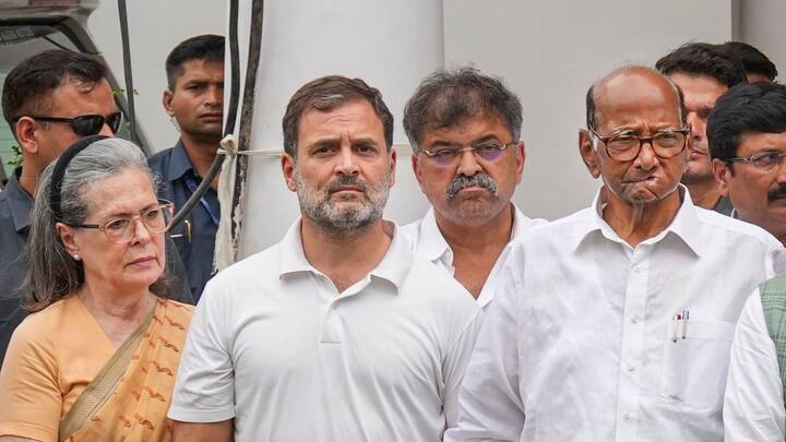 एबीपी न्यूज की रिपोर्ट के मुताबिक 250 सीट एनडीए के खाते में गई है. वहीं 154 सीट इंडिया गठबंधन के खेमे में गई है. वहीं अन्य के खाते में 10 सीट जा रहे हैं.