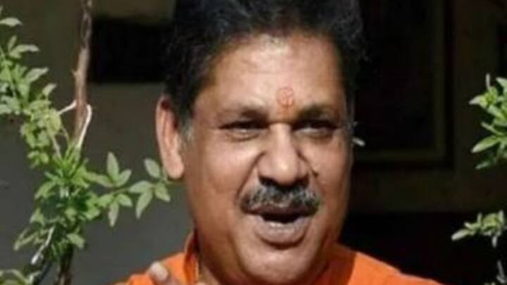 भारतीय टीम ने पहली बार कपिल देव की अगुवाई में वर्ल्ड कप 1983 जीता था. उस भारतीय टीम का हिस्सा कीर्ति आजाद भी थे. क्रिकेट को अलविदा कहने के बाद कीर्ति आजाद ने राजनीति की पिच पर अपना किस्मत आजमाया, जहां इस खिलाड़ी को कामयाबी मिली. कीर्ति आजाद ने लोकसभा चुनाव 2014 में बीजेपी की टिकट पर बिहार के दरभंगा लोकसभा सीट से कामयाबी हासिल की. (फोटो क्रेडिट- सोशल मीडिया)