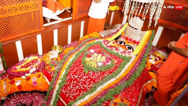 हनुमान मंदिर, इलाहाबाद (उत्तर प्रदेश) - ये मंदिर किले से सटा है. यहां हनुमान जी की मूर्ति लेटी हुई मुद्रा में है.जब बारीश में बाढ़ आती है तो मंदिर में पानी भर जाता है. तब मूर्ति को कहीं ओर ले सुरक्षित स्थान पर ले जाते हैं.