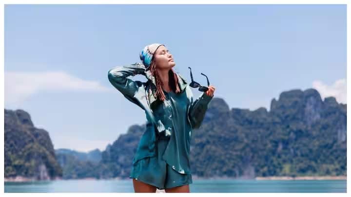 શિલોંગ, મેઘાલયઃ શિલોંગને 'પૂર્વનું સ્કૉટલેન્ડ' કહેવામાં આવે છે. અહીંની પ્રાકૃતિક સુંદરતા અને ઠંડી હવા તમારા મનને શાંતિ આપે છે. તમે અહીંના ધોધ અને ગુફાઓની મુલાકાત લઈ શકો છો. શિલોંગનું મ્યૂઝિક સીન પણ ખૂબ જ જાણીતા છે, જે તમારી યાત્રાને વધુ રસપ્રદ બનાવશે.