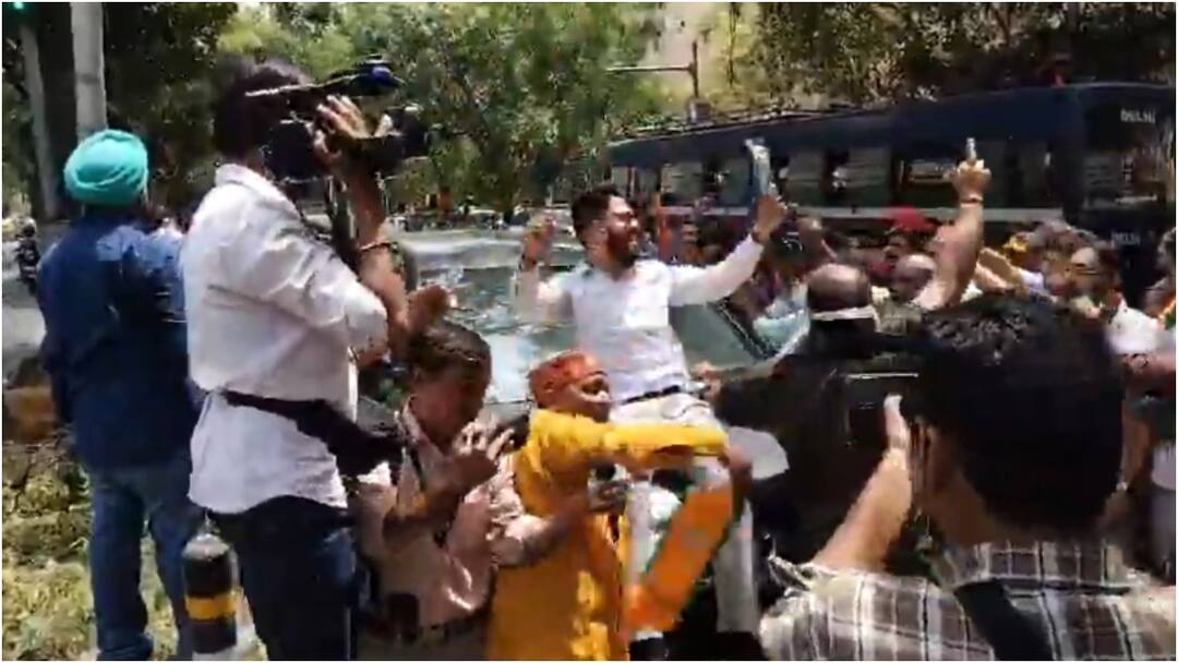 संजय सिंह की कार को घेरकर BJP समर्थकों ने की नारेबाजी, AAP सांसद ने चुनाव आयोग से की शिकायत bjp supporters stopped sanjay singh's car in delhi and raised slogan संजय सिंह की कार को घेरकर BJP समर्थकों ने की नारेबाजी, AAP सांसद ने चुनाव आयोग से की शिकायत